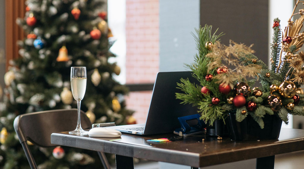 champagne et décorations de noël au bureau