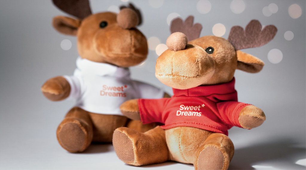 deux peluches de rennes avec logo