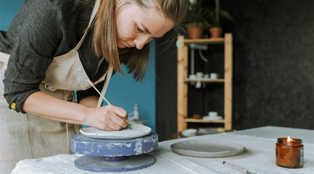 femme faisant de la poterie