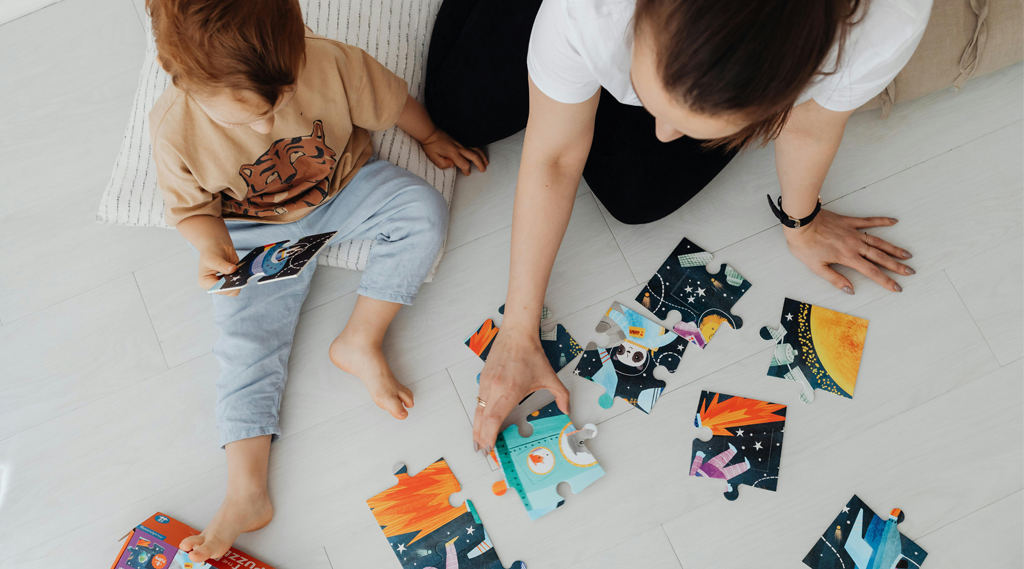 parent et enfant avec puzzle