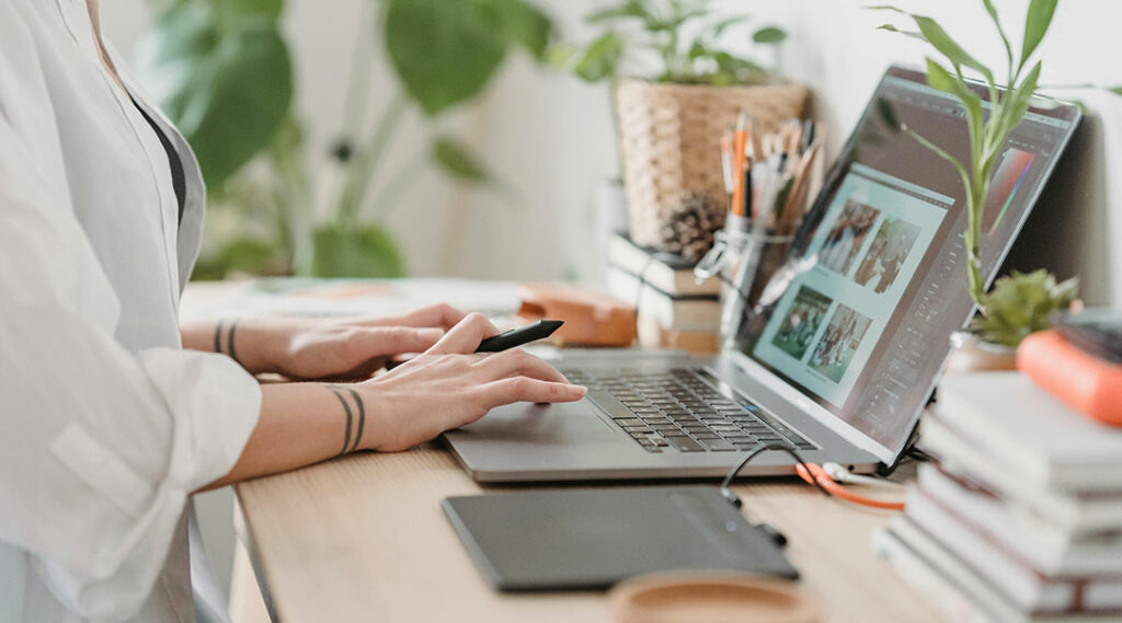 femme travaillant sur son pc