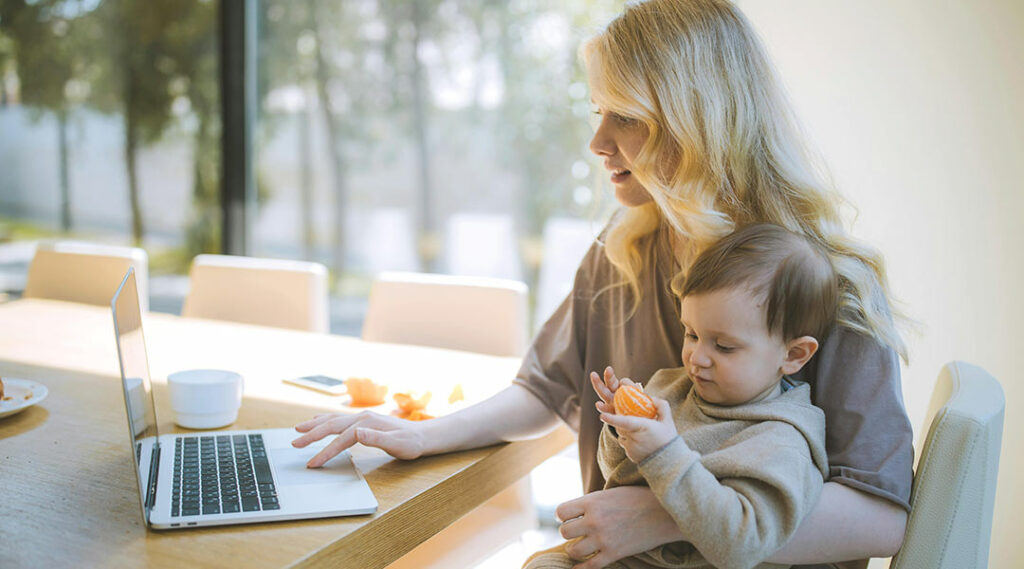 femme travaillant avec son bébé sur les genoux