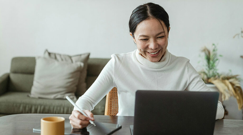 femme souriante en télétravail