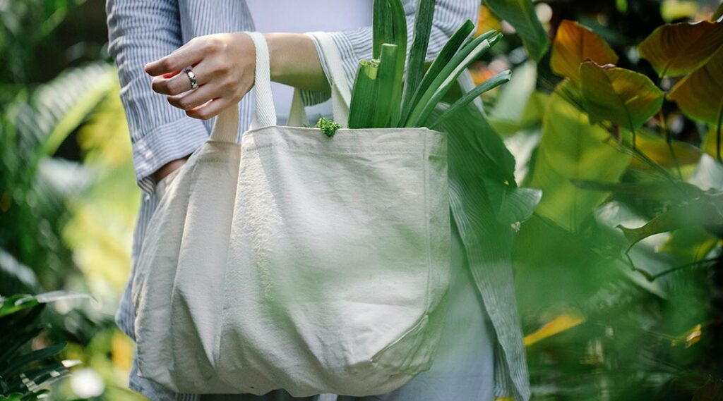 femme avec sac en coton biologique