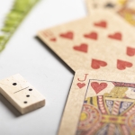 Ensemble de jeux de dominos et de cartes dans une boîte en bois Funny couleur bois neuvième vue