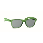 Lunettes de soleil avec monture recyclée et protection UV400 RPET couleur vert transparent vue principale