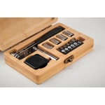 Ensemble de 13 outils dans un élégant coffret en bambou couleur bois vue photographique