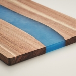 Planche à découper en bois d´acacia avec détails en résine époxy bleue couleur bois troisième vue photographique