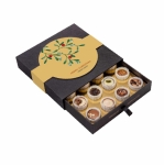 Coffret de 16 pralines belges enveloppées, avec garnitures variées couleur noir troisième vue