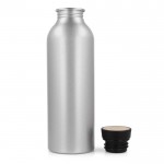 Gourde en aluminium recyclé avec couvercle en bambou 550ml couleur argenté deuxième vue