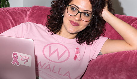 Femme en t-shirt rose avec logo d'entreprise personnalisé, thème Octobre Rose