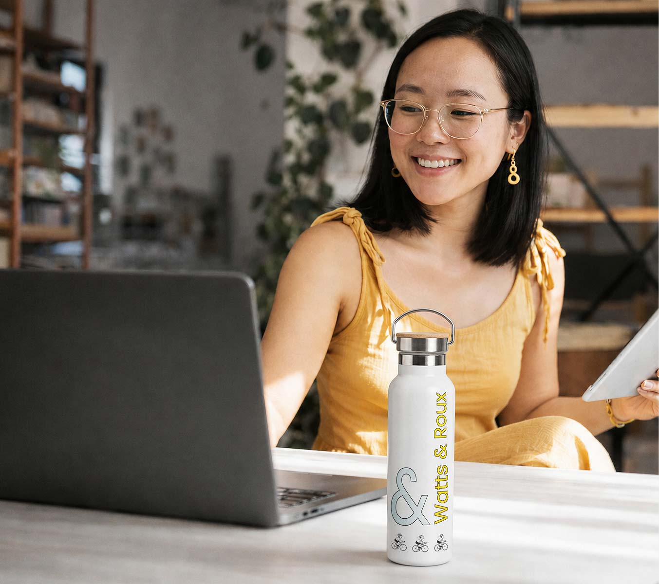 Employée avec une bouteille personnalisée imprimée en couleur